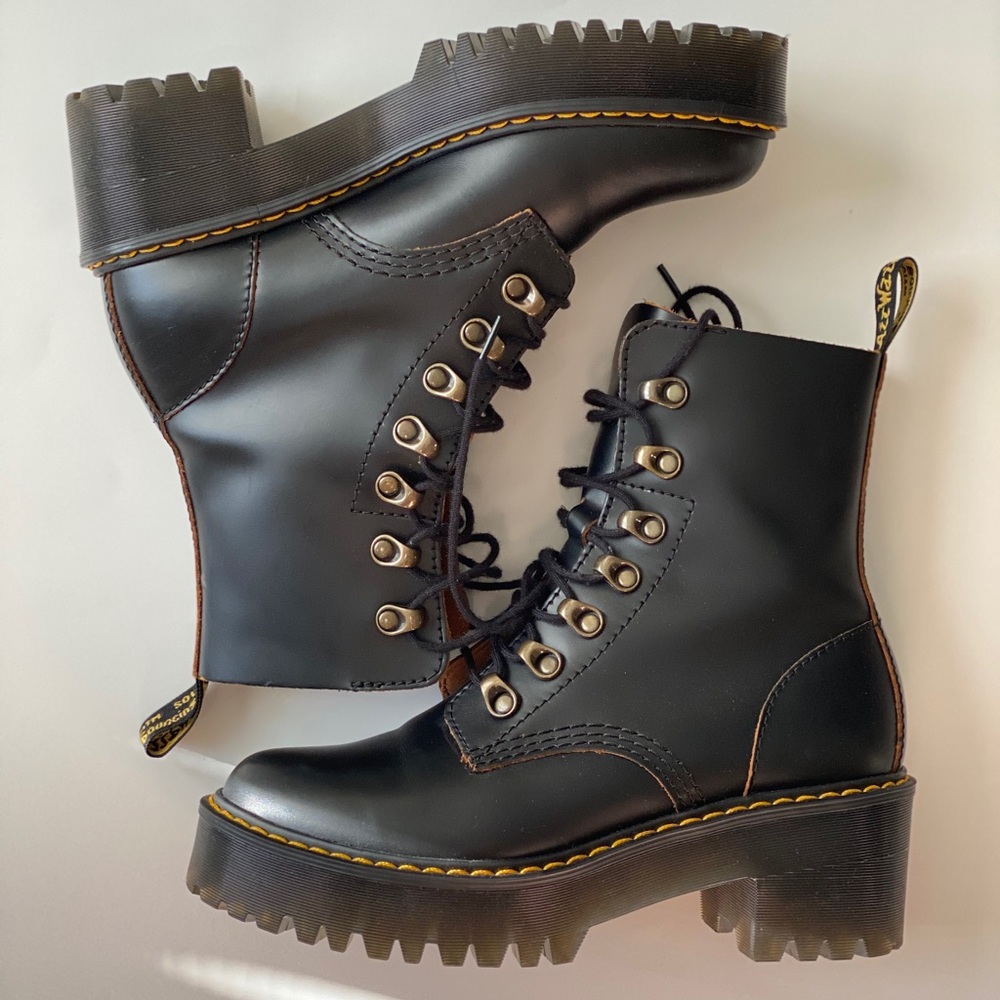 Authentic Docs! Leona Style! Mint Condition